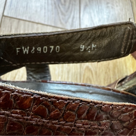 Stuart Weitzman summer heel, size 9.5. Brown alligator finish leather - Picture 3 of 7
